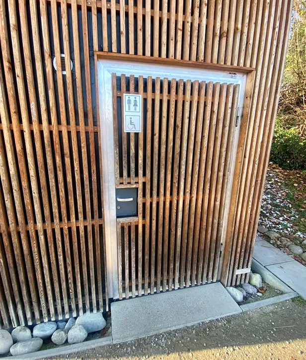 Während die WC-Anlage von aussen unversehrt blieb, … Auf dem Bild ist das Innere des verwüsteten WC-Häuschen in Seegräben zu sehen.